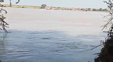 इंदरगढ़ ब्रेकिंग:-ग्राम रूर (कुलेंथ) में सिंध नदी का स्तर कम होता जा रहा है। और अभी मणिखेडा डैम के 8 गेट खुले हैं। #सिंध
