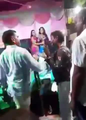 एटा : बार बालाओं और असलहों की फायरिंग के बीच मना बर्थड, वीडियो वायरल #etahpolice #etah #etahnews #firing