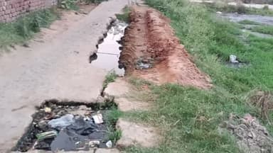 वार्ड 07 #हॉस्पिटल_मोड़ से #स्टेशन #सरैया जाने वाली सड़क का हाल , #मखदुमपुर_नगर_पंचायत में विकास का दावा फर्जी है!