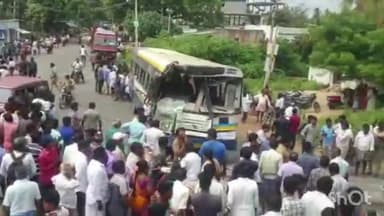 ఖాజీపేట: అంబేడ్కర్ విగ్రహం మలుపు వద్ద రెండు ఆర్టీసీ బస్సులు ఢీ.. 10 మందికి గాయాలు