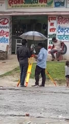 #अलीनगर #प्रखंड के मैन_रोड को #इंजीनियर के द्वारा #पिरहौली में सड़क निर्माण को लेकर मापी जारी। @tazaa_khabar @_fast_news