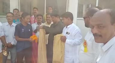 #राष्ट्रीय #खेल दिवस पर नेशनल स्तर पर खेलने वाले #खिलाड़ियों का #स्मृति चिन्ह और अंग वस्त्र देकर सम्मान किया।