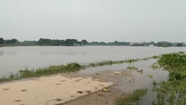 मिर्ज़ापुर: #Mirzapurkejamunahiya @bajarme #Ganga teji se bad rahi hai #jo sthir hone ka koi Sambhawana#nahimil pa rahihai@@@##bad😞