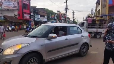 #मण्डला नगर व्यस्तम चौराहे के बीच बैठे जानवर बैठे काफी समय से न ही नगरपालिका का ध्यान न ही अन्य प्रशासन का