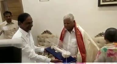 राजद राष्ट्रीय अध्यक्ष आदरणीय श्री Lalu Prasad Yadav जी एवं पूर्व मुख्यमंत्री श्रीमती Rabri Devi जी द्वारा तेलंगाना के माननीय मुख्यमंत्री श्री के० चंद्रशेखर राव जी को अंगवस्त्र पहनाकर सम्मानित किया गया: Tejashwi Yadav
#जयराजद #जयबिहार
