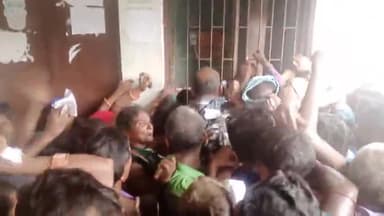 केवटी रनवे: केवटी प्रखंड के लालगंज पंचायत मैं खाद को लेकर मच रही हैं अफ्रातफ्रि#keoti @kahnya704