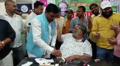 देर रात्री प्रदेश कार्यालय में जन अधिकार पार्टी (लो०) के स्थापना दिवस के मौके पर आदरणीय राष्ट्रीय अध्यक्ष श्री पप्पू यादव जी के साथ खुशी के पल....
#jan_sevak_amarnath #जन_सेवक_अमरनाथ #जन_अधिकार_युवा_परिषद् #पटना #Patna #जाप