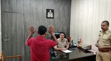 अमरोहा: फिल्मी अंदाज़ में खुद को किया सरेंडर
कमल गुप्ता अवैध स्टैंड लगा कर करता था वसूली
#amrohapolice #amrohanama #amrohanews