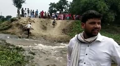 मनिहारी: एक छोटी बच्ची जो लगभग 12 साल की थी #नगरपंचायत #मनिहारी बलदियाबाड़ी सब्जी टोला की बाढ़ के पानी में डूब गई 🙏करण मानस 🙏