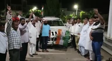 #महंगाई_पर_हल्ला_बोल
कल रविवार 04 सितंबर, 2022 को रामलीला मैदान नई दिल्ली में "बेतहाशा बढ़ती हुई महंगाई के खिलाफ हल्ला बोल" रैली को हिंडौन सिटी विधायक श्री भरोसी लाल जाटव ने झंडी दिखाकर रवाना किया