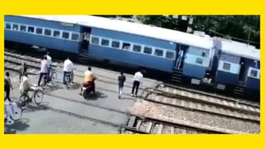 #Train के नीचे आने से बचा आदमी, #motorcycle छोड़ जान बचा के भागा
#भारत #publicapp #public #viral #trend #video