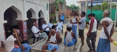 हुसैनाबाद प्रखंड के पूर्वी मध्य क्षेत्र अंतर्गत पथरा एवं पोलडीह पंचायत के विभिन्न गांवों के किसानों से मिलकर 16 सितंबर को हुसैनाबाद प्रखंड मुख्यालय पर होने वाले एकदिवसीय धरना में आने का आग्रह किया।
#karmveerbjp #vishnudyalram #yourbabulal