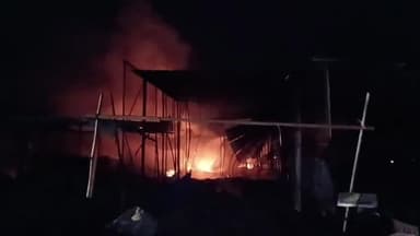 खलीलाबाद: #खलीलाबाद के नवीन मंडी में फल व सब्जी कीआढ़त झोपड़पट्टी गोदाम में शॉर्ट सर्किट से लगी आग लाखों का सामान जलकर खाक