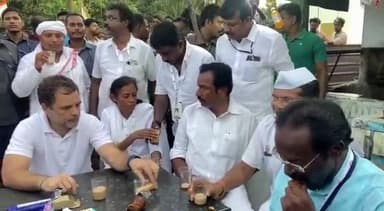 भारत जोड़ो यात्रा के दौरान चौथे दिन श्री राहुल गाँधी जी सँग कदम से कदम मिलाते चल रहे श्री मोहन मरकाम जी व श्री राहुल गाँधी जी रास्ते की चाय की टपरी मे चाय की चुस्की लेते हुए हुए
#RahulGandhi #mohanmarkam