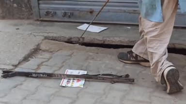 बरेली: Bareilly Jagatpur Ek parchuni Dukaan Mein nikala Bada saamp dekhiae pura video#viral_whatsaap_video