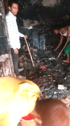#बरौली प्रखंड के सराफरा बाजार की घटना,रामपुर निवासी धर्मेद्र दुबे के दुकान में देर रात लगी शॉट सर्किट से आग सब कुछ खाक,