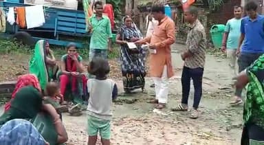 #बैतालपुर के #बेलही तिवारी में #किसान मोर्चा कार्यकर्ताओं के साथ #योजनाओं का पत्रक वितरित किया।