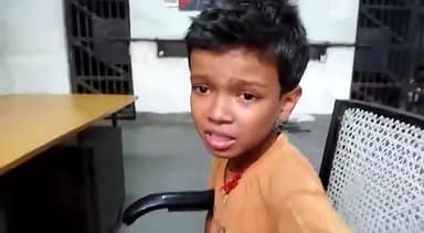 आठ वर्ष का बच्चा पहुंचा थाने में अपने माँ के खिलाफ शिकायत लेकर।बोला खाना मांगता हूं तो पिटायी करती है
#Sitamadhi #Bihar