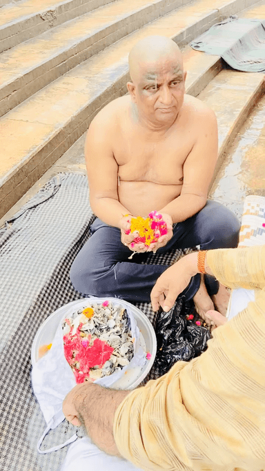 #हरिद्वार में #हरि_की_पौड़ी पर #माँ_गंगा के चरणो में बड़े भाई संजीव गुप्ता के #अस्थि_विसर्जन कर उन की आत्मा की शांति एवं प्रभु अपने चरणो में स्थान देने के लिए पूजन कर प्रार्थना की ।