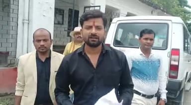 *50 बेड #ICU #वेंटिलेटर के लिए #सिविल_सर्जन को एक महीने का #अल्टीमेटम :- अनिकेत रंजन*
सदर अस्पताल मोतिहारी में 50 बेड का ICU और वेंटिलेटर लगाने को लेकर पूर्व लोक सभा प्रत्यशी सह बिहार नवयुवक सेना के संस्थापक अध्यक्ष *#धनजीत झा जी