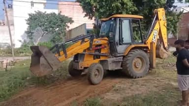 बुलंदशहर: #हिन्दू_युवा_वाहिनी_भारत के जिलाध्यक्ष दीपक ठाकुर(महाकाल भैय्या) के द्वारा वार्ड नः 24 में पार्क की सफाई कराई गई ।