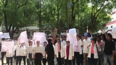 सांगानेर: रजिस्ट्रेशन को लेकर के महात्मा गांधी मेडिकल कॉलेज में धरना प्रदर्शन जारी है
#zeenews #patrika_news #rajsthannews