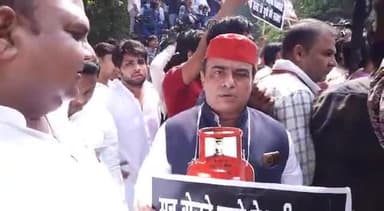 महंगाई को लेकर क्रोध प्रकट करते नज़र आये समाजवादी पार्टी के कार्यकर्ता।
#Prakashvegnews