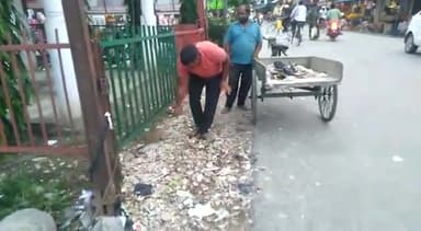 गोंडा: #सेवासप्ताह 
 घनश्याम जायसवाल जिला कार्यसमिति सदस्य ने पडित दीनदयाल चौराहा तरबगंज पर स्वच्छता अभियान चलाकर साफसफाई किया।