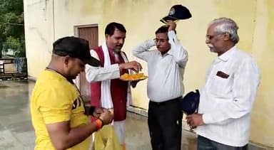 #PMModiji #CMshivrajsinghchouhan
सम्मान सप्ताह का पांचवा दिन
देश के यशस्वी प्रधानमंत्री माननीय नरेंद्र मोदी जी के 72 वें जन्मदिन के अवसर पर भूतपूर्व सैनिकों का फूलों से सम्मान किया गया 21/9/22