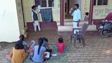 बच्चो को शिक्षा महत्व बताते हुए #मीरा_भारती बुंदेलखंड प्रभारी सरदार सेना सदस्य जिला पंचायत चित्रकूट स्वास्थ्य समिति अध्यक्ष चित्रकूट