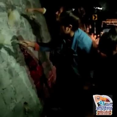 विद्यार्थी परिषद की छात्रा कार्यकर्ता सोलन में होने वाले "43वें प्रदेश अधिवेशन" की तैयारियों को लेकर दीवार लेखन करते हुए।
#43rdABVPHPConf