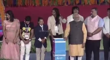 देश के लिए मेडल जीतने वाले ओलंपियन खिलाड़ियों को चुपचाप मंच से जाने को कहा गया।
ताकि #फोटोजीवी अकेले अपनी फोटो क्लिक करवाकर अपनी भूख मिटा सके.
