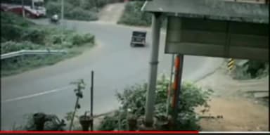सतना जिले में श्राधुलुओ से भरा ऑटो रिक्शा पलट गया आधा दर्जन से ज्यादा लोग हुए घायल
#satna_news_ #satnabreakingnews