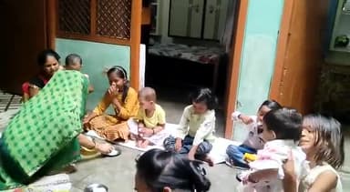 घर पर मोहल्ले के छोटे बच्चियों और बच्चों को
भोजन कराया गया
#childhood
चन्द्रशेखर आजाद बुन्देलखण्डी