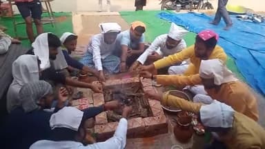मऊरानीपुर: Mauranipur ke mau dehat station ke paas
mara durga ke samne kiya gya havan poojan...#navratripuja2022 #havan #durgapooj