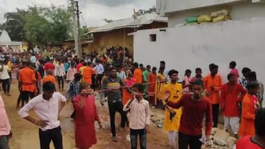 माता रानी जगत जननी अम्बे माँ के विसर्जन में
हमारे हसदा में सांग और बाना धारण किये इस यात्रा में निकली यात्रा में जिसमें बड़ी संख्या में भक्तगण झूमते-नाचते माँ दुर्गा को विसर्जन के लिए जाते हुए। #नवरात्रि #नवरात्रि2022