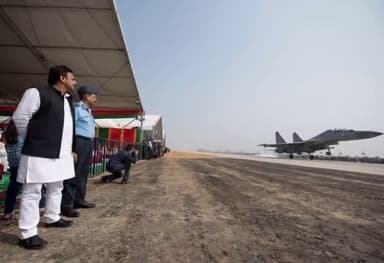 सैनिक स्कूल से शिक्षा ग्रहण कर देश की मज़बूत सुरक्षा के लिये मा० अखिलेश यादव जी ने यूपी में ऐसे #एक्प्रेसवे बनाकर दिये जहाँ आवश्यकता पड़ने पर #वायुसेना अपने जहाज़ उतार सके!
#वायु_सेना दिवस की बधाई