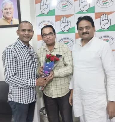 छत्तीसगढ़ के वरिष्ठ पत्रकार, नवभारत के फोटो जर्नलिस्ट श्री गोकुल सोनी जी का जन्मदिन पीसीसी संचार विभाग में मनाया गया।
आपके सफल, सुखद, दीर्घायु जीवन की मंगल कामना सहित, बधाई🌺💐🙏 #happybirthday #हैप्पी #birthday #birthdaywishes