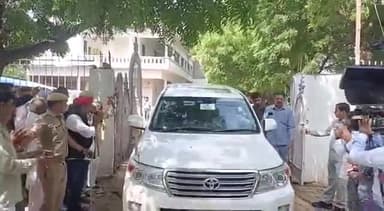 गोर से देखा गाड़ी में भैया में ही #नेता_जी दिख रहे है
श्रद्धेय नेता जी अमर रहें..