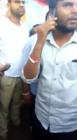 #भोपाल: #कांस्टेबल ने शराब के नशे में छात्र-छात्राओं से की बदतमीजी, भीड़ ने घेरा