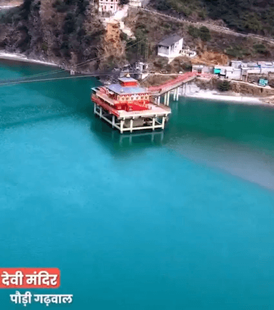 देवभूमि #उत्तराखंड में #रुद्रप्रयाग और #देवप्रयाग के बीच में अलखनंदा नदी पर बसे शहर श्रीनगर में #केदारनाथ जाने वाले मुख्य मार्ग पर स्थित है माँ धारी देवी मंदिर।