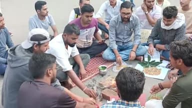 #VC आवास के सामने लगातार #दूसरे_दिन भी फीस में हुई वृद्धि को लेकर #CYSS_BHU (छात्र युवा संघर्ष समिति, बीएचयू) द्वारा अनिश्चितकालीन धरना प्रदर्शन जारी है।
कुलपति साहेब को #सद्बुद्धि दें ताकि गरीब बच्चों पर बेतहाशा 500% फीस वृद्धि को वापस ले