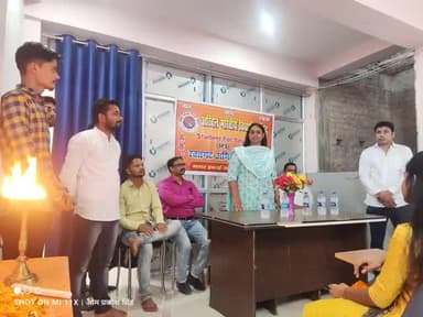 जमुई स्तिथ गुरूकुल पुस्कालय में स्टूडेंट फ़ोर सेवा(SFS)के द्वारा आयोजित रक्तगट पंजीकरण अभियान में मुख्य अतिथि के तौर पर जमुई विधायक सुश्री #श्रेयसी_सिंह जी उपस्थित रहीं एवं उनके साथ में जमुई भाजपा के जिला अध्यक्ष श्री #कैन्हैया_सिंह जी