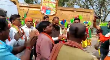 कोरबा: #CGBJYM प्रदेशाध्यक्ष_रवि_भगत कोरबा जिला दौरे में ग्राम कुदमुरा में पहुंचे और करमा नृत्य करते हुए मांदर के ताल में नाचे।