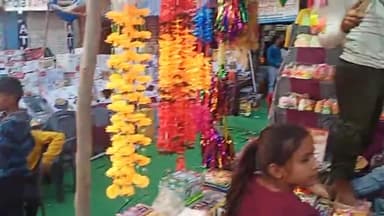 मिल्कीपुर: धनतेरस पर बाज़ारों में रही रौनक ग्राहकों ने जमकर की खरीदारी देखें एक रिपोर्ट
#धनतेरस #दिपावली #फैज़ाबाद की आवाज