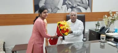 टोडाभीम, कांग्रेस नेता और पूर्व जिला परिषद सदस्य आरती मीना ने कांग्रेस के राष्ट्रीय अध्यक्ष मलिकार्जुन खडगे से मुलाकात कर शुभकामनाए दी। कांग्रेस संगठन की गतिविधियों की जानकारी देते हुए महिलाओ की भागीदारी सुनिश्चित करने की माँग की
#आरती_मीना
