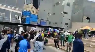 #भारत पाकिस्तान टी 20 मुकाबले से पहले बड़ी संख्या में दर्शक #melbourne किक्रेट स्टेडियम के बाहर इकट्ठा हुए। #indiafirst