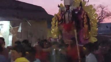 नगर परिषद गोगरी जमालपुर में #माँ_काली के विसर्जन यात्रा में शामिल श्रद्धालुओं की भीड़।#दीपावली #काली_पूजा #विसर्जन ²