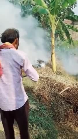 पतवार पर बीड़ी फेकने के दौरान आग लग गया
#viral #news_today #motiharinews