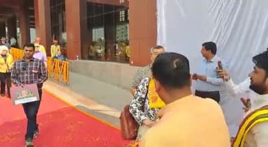 कोरोना संक्रमण के कारण 3 साल बाद वाराणसी पहुंची महाराजा एक्सप्रेस, 33 विदेशी पर्यटक पहुंचे वाराणसी। #varanasi #corona_